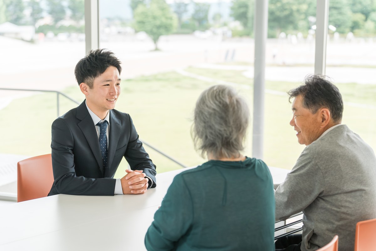 ご夫婦に登記・測量の手続きを説明する様子